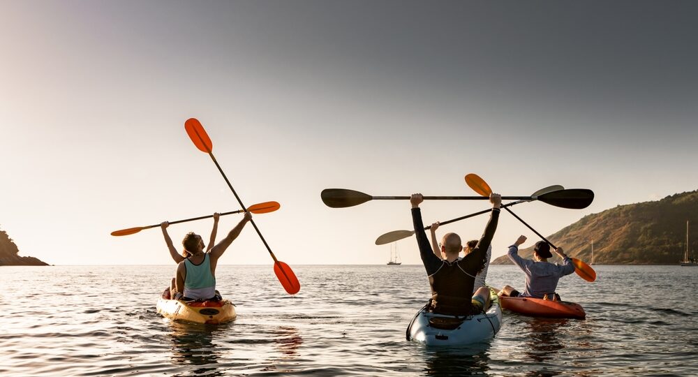 grupo practicando kayak en la gomera