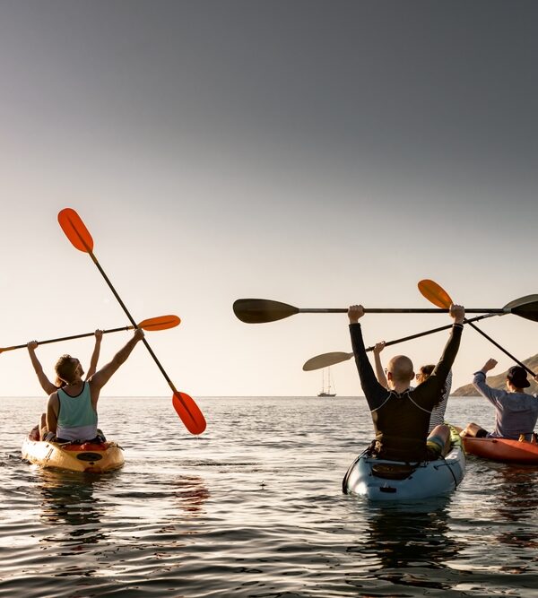 grupo practicando kayak en la gomera